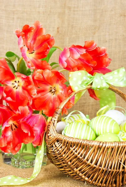 Tulipanes rojos con huevos de Pascua — Foto de Stock