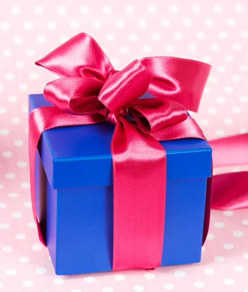 Gift box with pink ribbon — Stock Photo, Image