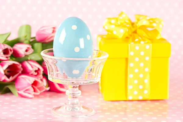 Ročník velikonoční vajíčko, růžové tulipány a krabičky — Stock fotografie