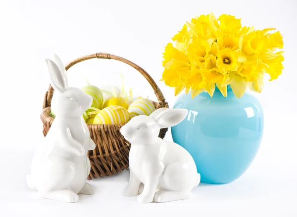 Pasen decoratie Met narcissen, konijnen en eieren — Stockfoto