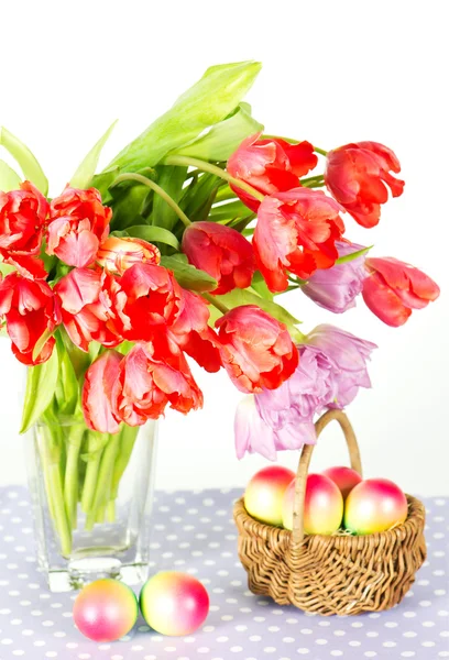 Coloridas flores de primavera y huevos de Pascua —  Fotos de Stock