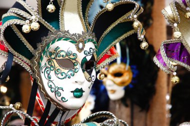 renkli Venedik Karnavalı maskeleri