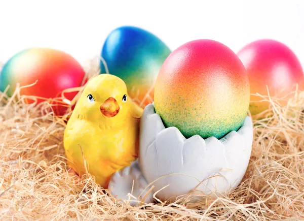 Easter chicken and colorful easter eggs — Stock Photo, Image