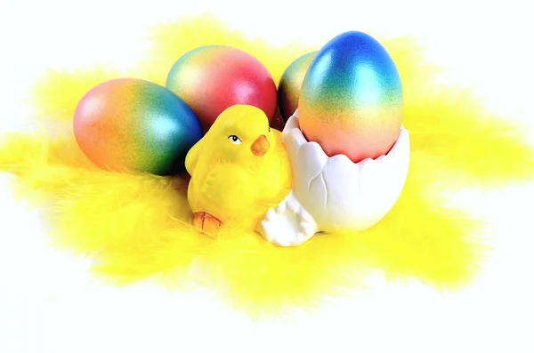 Påsk kyckling och färgglada påskägg — Stockfoto