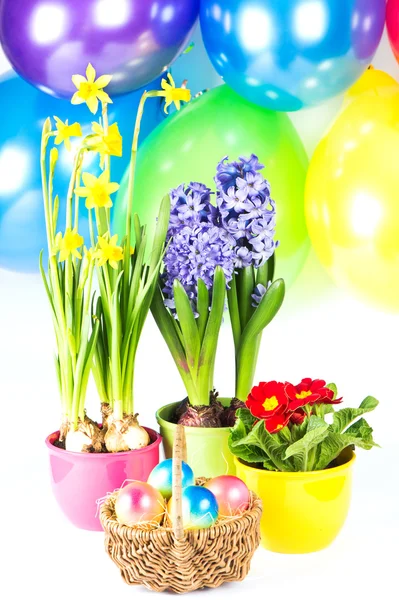 Colorida composición de Pascua. Huevos de Pascua con harina fresca de primavera —  Fotos de Stock