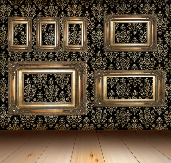 Interior grunge velho com molduras douradas — Fotografia de Stock