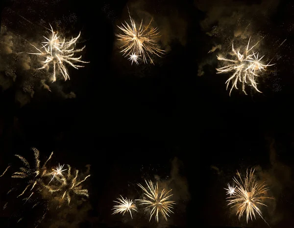 Belos fogos de artifício dourados explodindo sobre um céu escuro noite — Fotografia de Stock