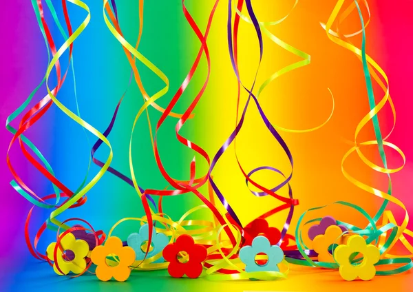 Decorazione del partito. streamer assortiti su sfondo colorato — Foto Stock