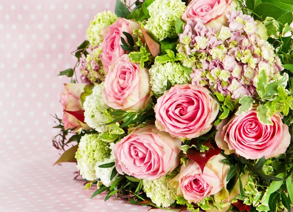 Boeket van bloemen. Roze rozen — Stockfoto