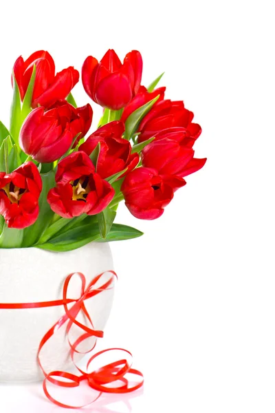 Bunter Strauß frischer roter Tulpen — Stockfoto