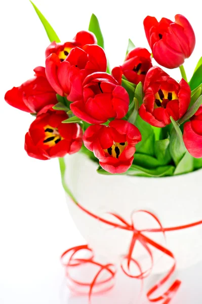 Bunter Strauß frischer roter Tulpen — Stockfoto