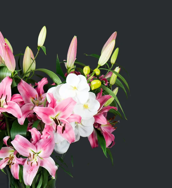 Różowa lilia i bukiet storczyków kwiaty — Zdjęcie stockowe