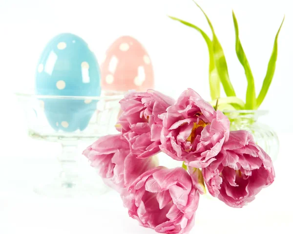 Decoración de Pascua. flores de primavera con huevos de Pascua —  Fotos de Stock