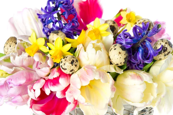 Colorful spring flowers with quail eggs decoration — Stock Photo, Image
