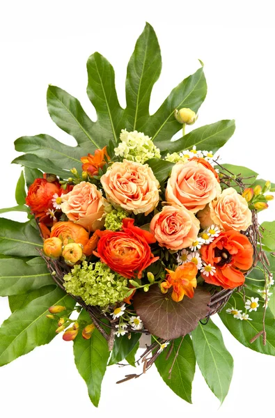 Kleurrijke voorjaar bloemen boeket met weelderig loof — Stockfoto