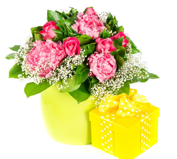 Kleurrijke bloemen boeket met doos van de gift — Stockfoto
