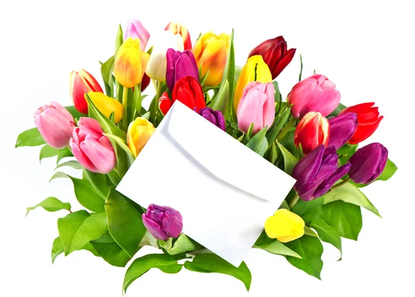 Colorido ramo de tulipanes frescos con una tarjeta en blanco — Foto de Stock