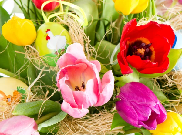 Frische Frühlingstulpen mit Ostereiern — Stockfoto