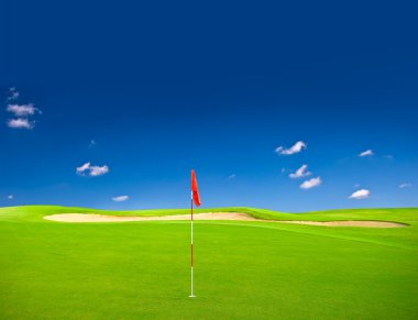 Mavi gökyüzü arka plan ile yeşil golf alanı
