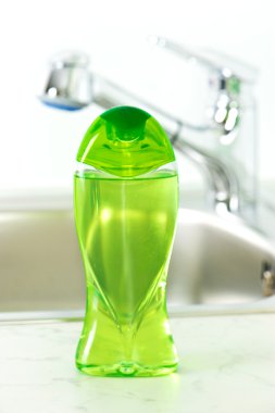 Banyoda sıvı sabun ile plastik şişe