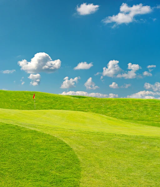 Golfové pole. krásná zelená krajina s modrou oblohou — Stock fotografie