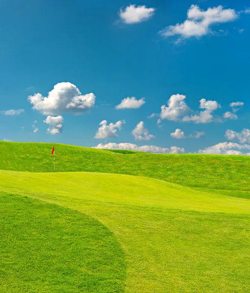 Golf fält. vackert grönt landskap med blå himmel — Stockfoto