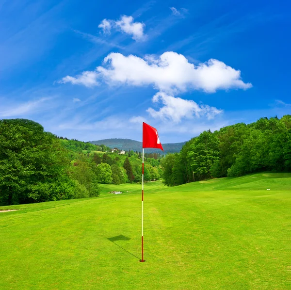 Golfové pole a modré oblohy. Evropská krajina — Stock fotografie