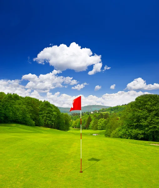 高尔夫球场和蓝蓝的天空 — 图库照片
