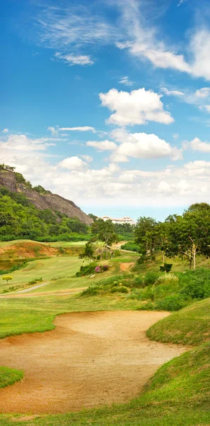 Schöne Golfplatz-Landschaft mit wolkenlosem blauen Himmel — Stockfoto