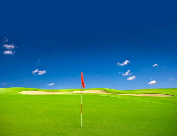绿色的高尔夫球场与蓝蓝的天空背景 — 图库照片