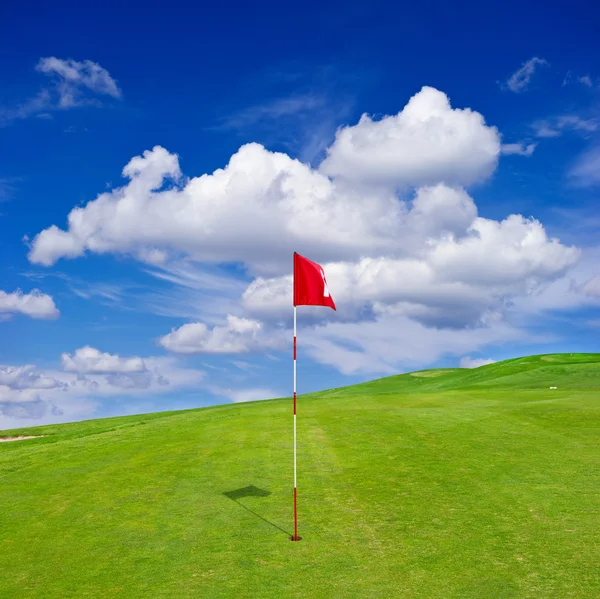 Зелене поле для гольфу з хмарним небом — стокове фото