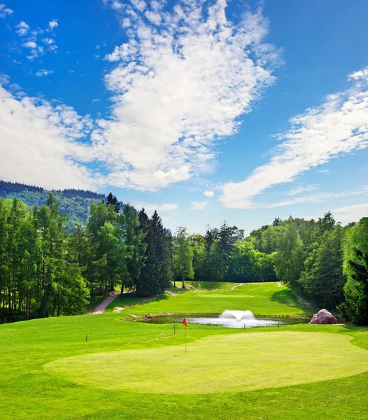 Campo de golfe. paisagem europeia — Fotografia de Stock
