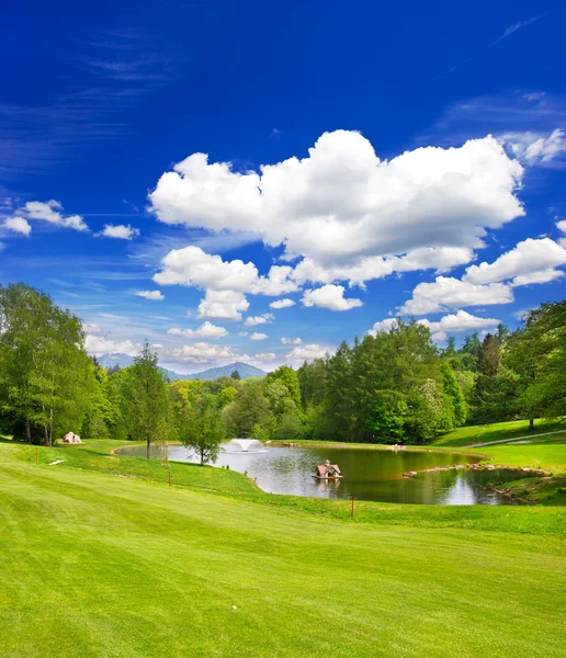 Поле для гольфа Европейский ландшафт — стоковое фото