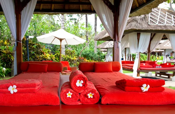 Spa massage bed with red towels — Stock Photo, Image