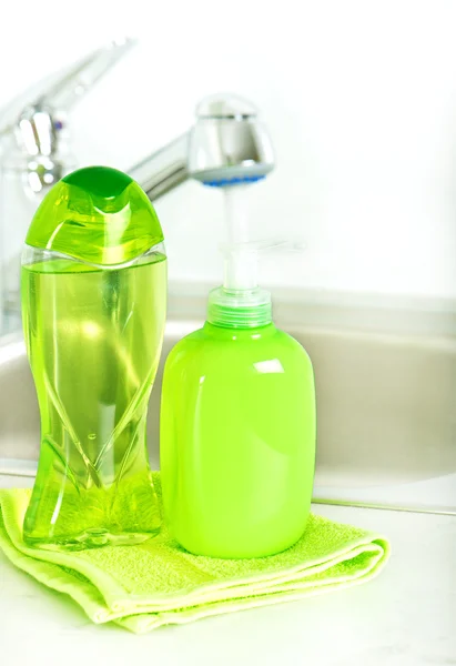 Plastic fles met vloeibare zeep in de badkamer — Stockfoto