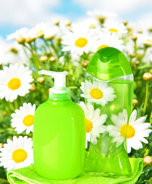 Bottiglia di plastica con sapone liquido su sfondo naturale — Foto Stock