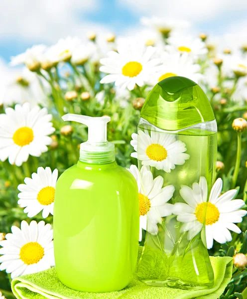 Plastflaska med flytande tvål på natur bakgrund — Stockfoto