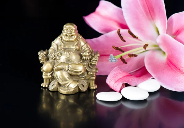 Buddha med stenar och lily flower — Stockfoto