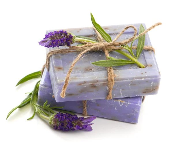 Primer plano de barras de jabón de lavanda con flores frescas — Foto de Stock