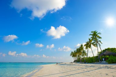 Tropik sahilde güzel bir gün batımı