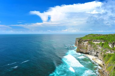 Deniz, dağlar ve mavi gökyüzü, yatay yaz