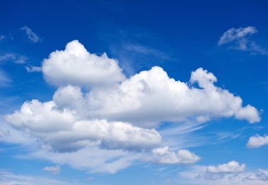 Beyaz bulutlar. Mükemmel mavi gökyüzü