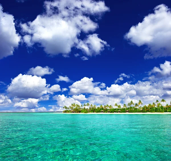 Paisagem de praia ilha tropical com céu nublado — Fotografia de Stock