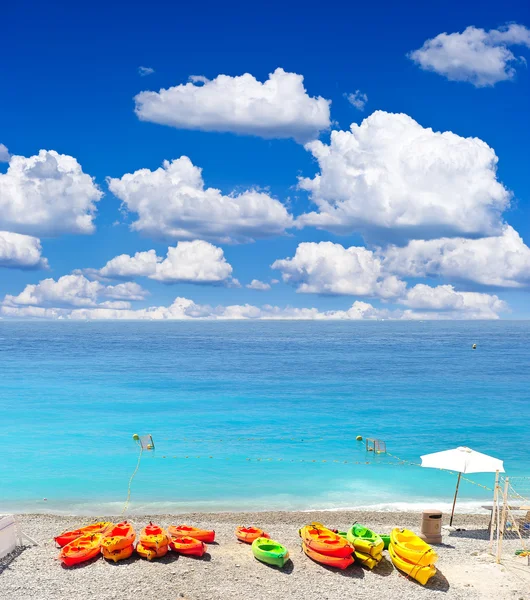 Barcos coloridos na bela praia — Fotografia de Stock