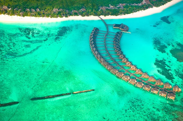 Flygfoto över en tropic ö i turkost vatten — Stockfoto