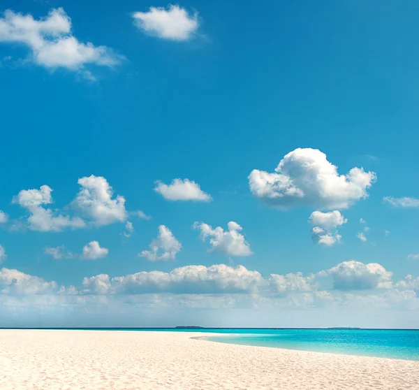 Mavi gökyüzü ile tropikal plaj. seyahat tatil arka plan — Stok fotoğraf