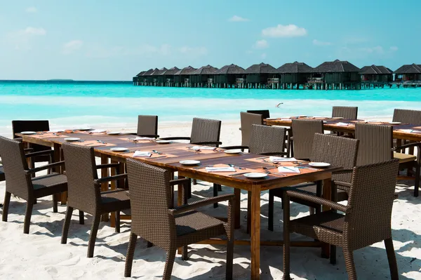Mesa e cadeiras na praia exótica — Fotografia de Stock