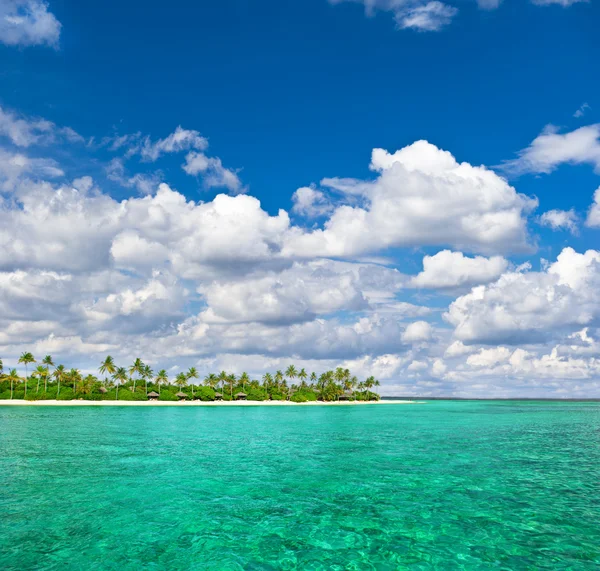 景观的热带小岛的海滩，多云的天空 — 图库照片