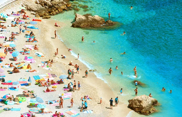 På stranden med solstolar och parasoller — Stockfoto