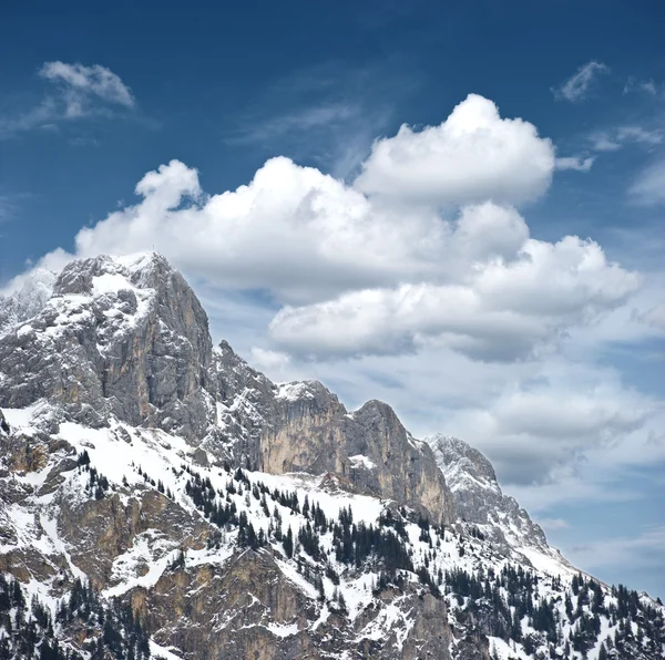 알파인 겨울 풍경입니다. 눈 높은 산 — 스톡 사진